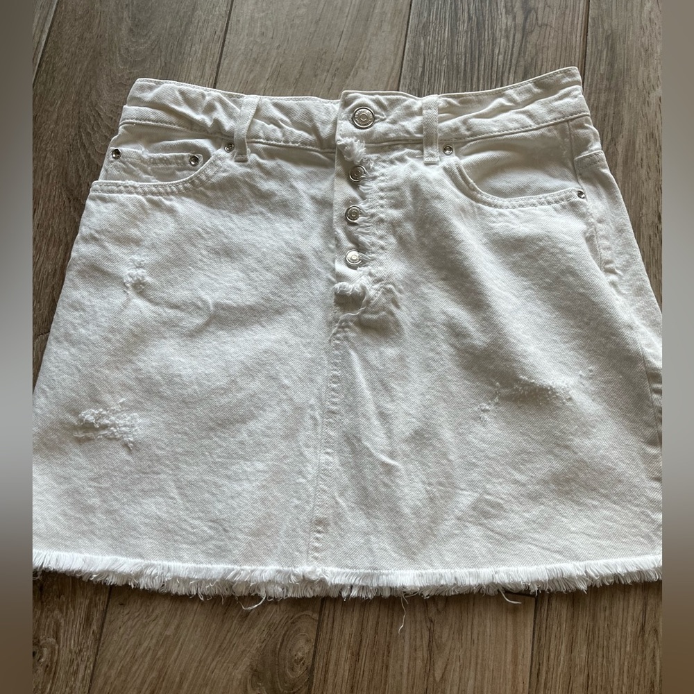 Zara women’s slightly distressed white denim skirt